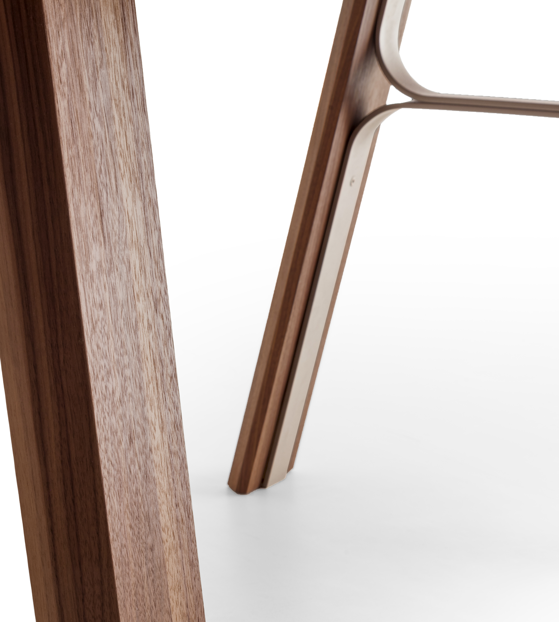 dettaglio gamba in legno tavolo moderno