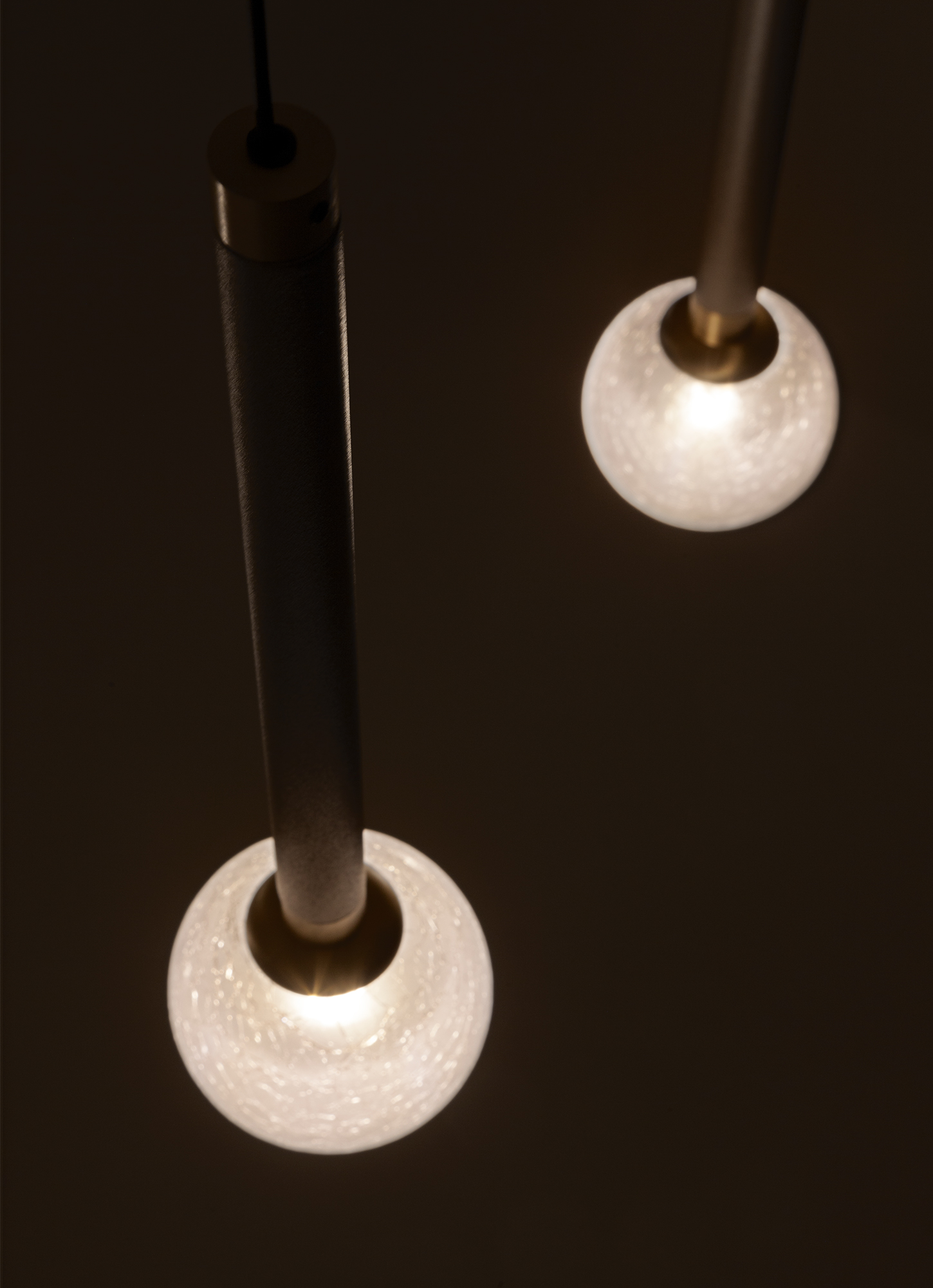 Lampada a sospensione Crystal ball con vetro crackle e stelo in metallo e ottone by Morica Design