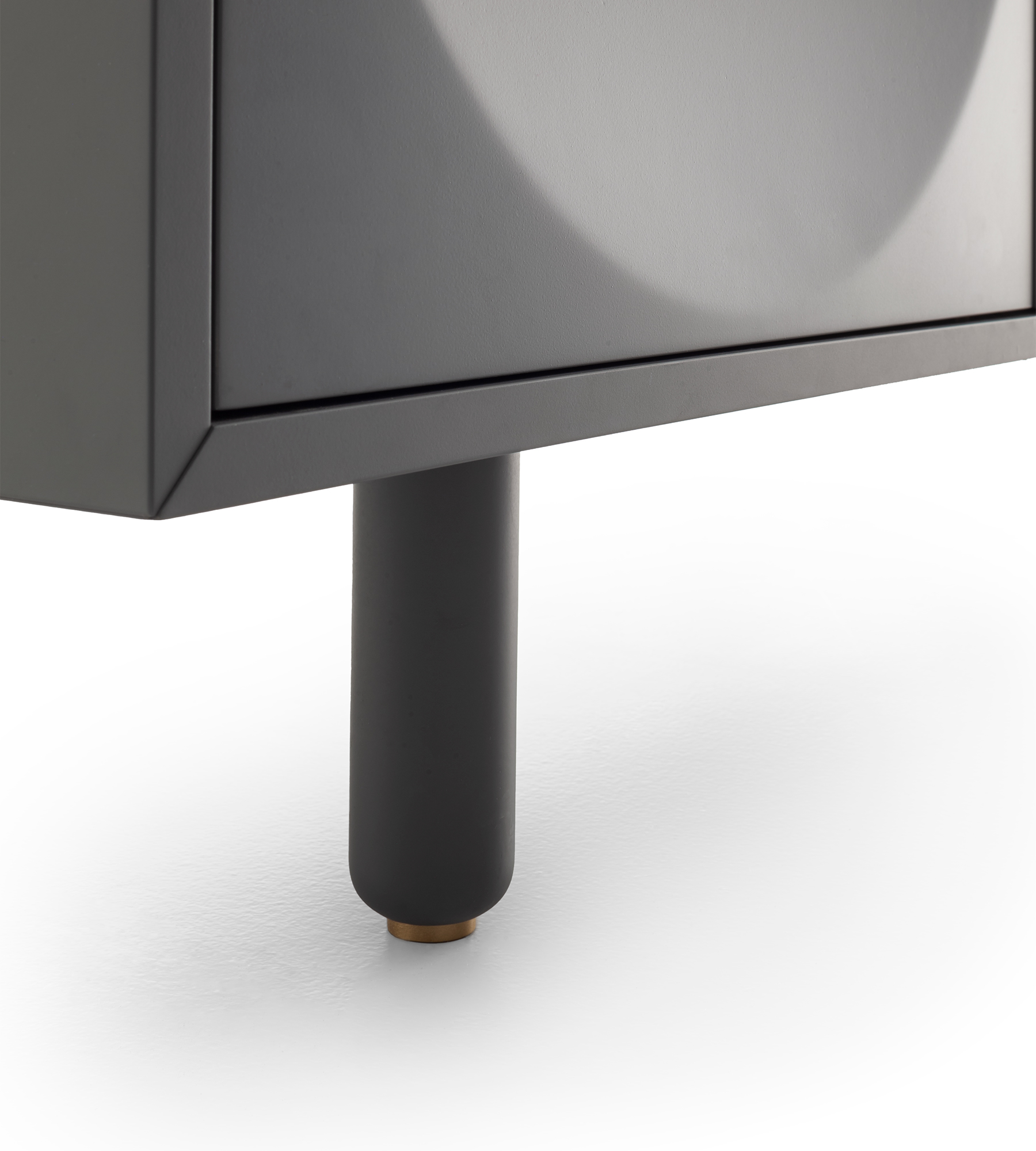 Dettaglio piedino in legno massiccio laccato antracite madia Bardot by Morica Design
