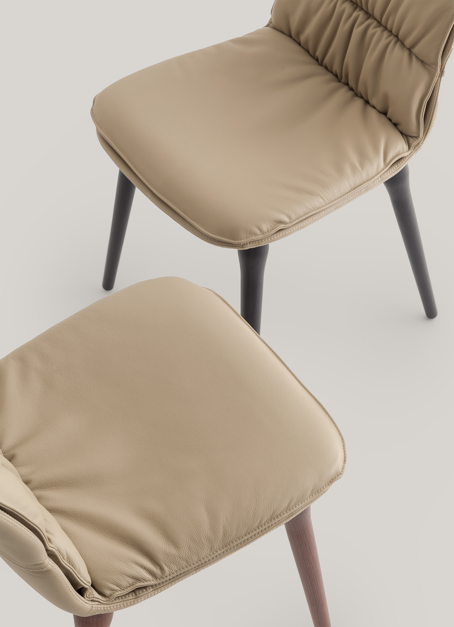 Chaise Coco rembourrée en cuir véritable plissé à la main by Morica Design