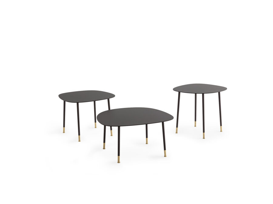 Tables basses élégantes avec cadre en métal verni à la poudre époxy et finition en ottone brossé.