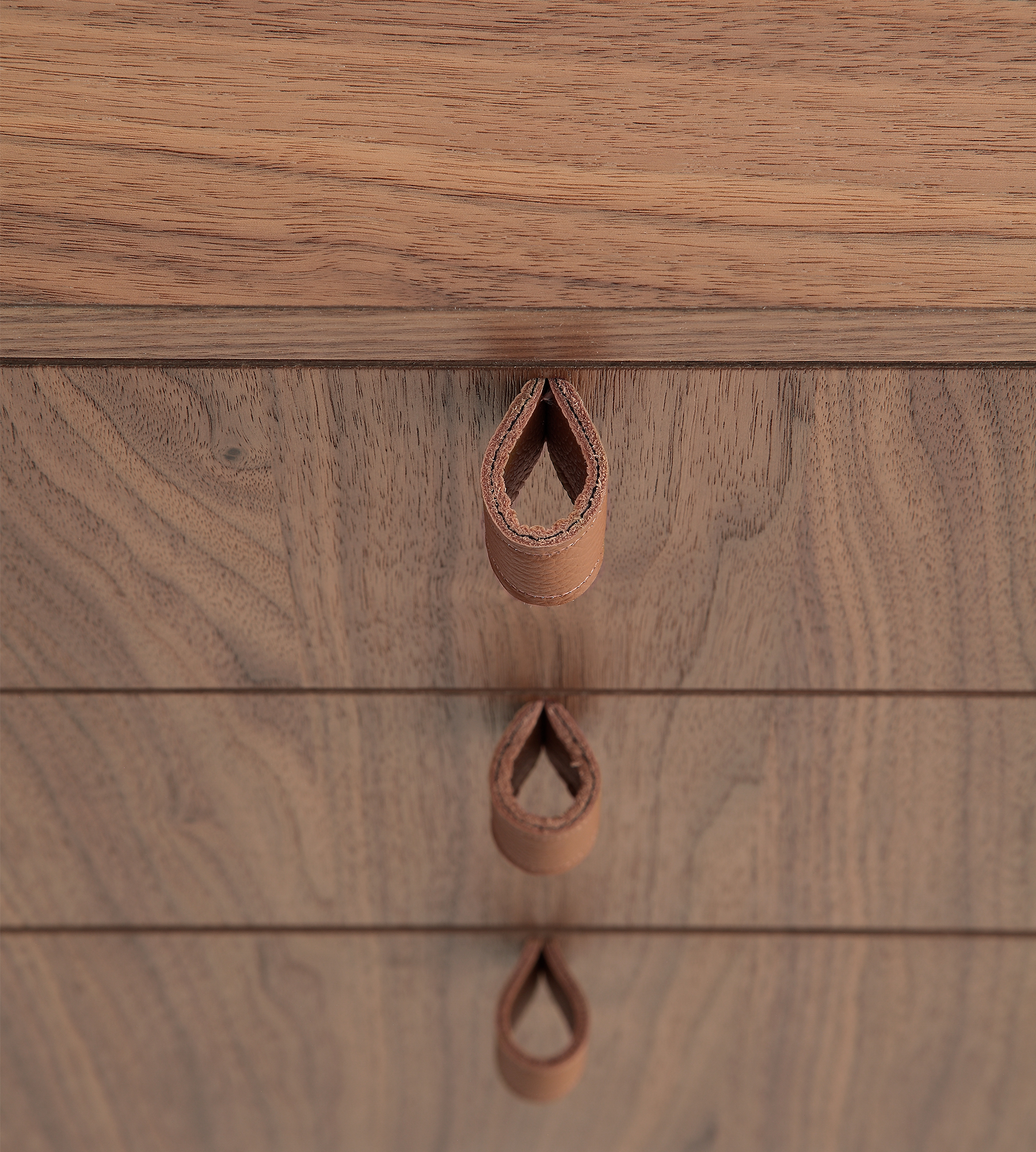 dettaglio maniglie in pelle cognac madia canette by morica design