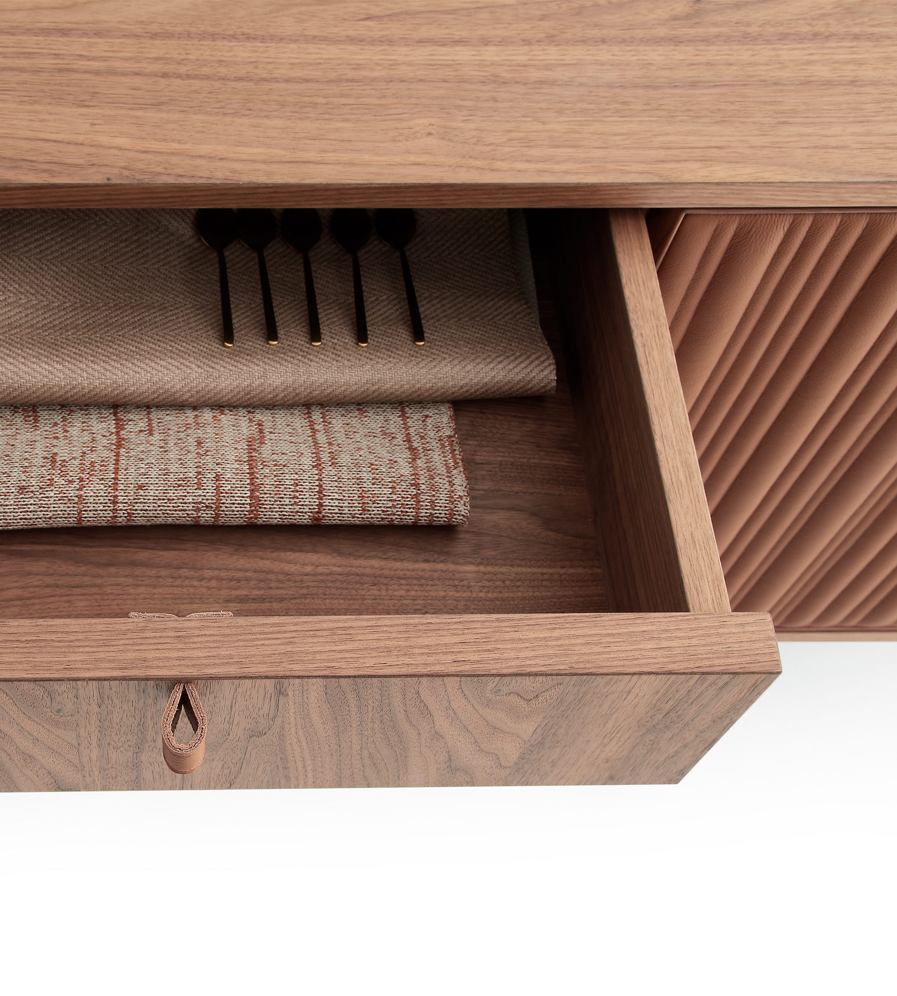 particolare cassetto in noce canaletto della madia canette by morica design