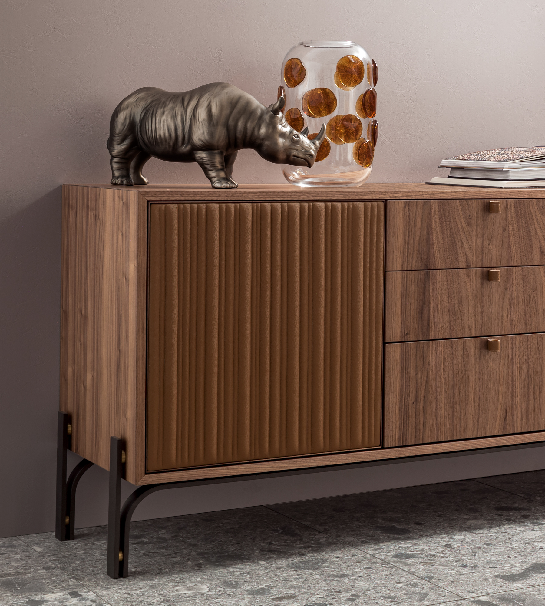 particolare anta in pelle cognac madia canette 2 ante e 3 cassetti in noce canaletto