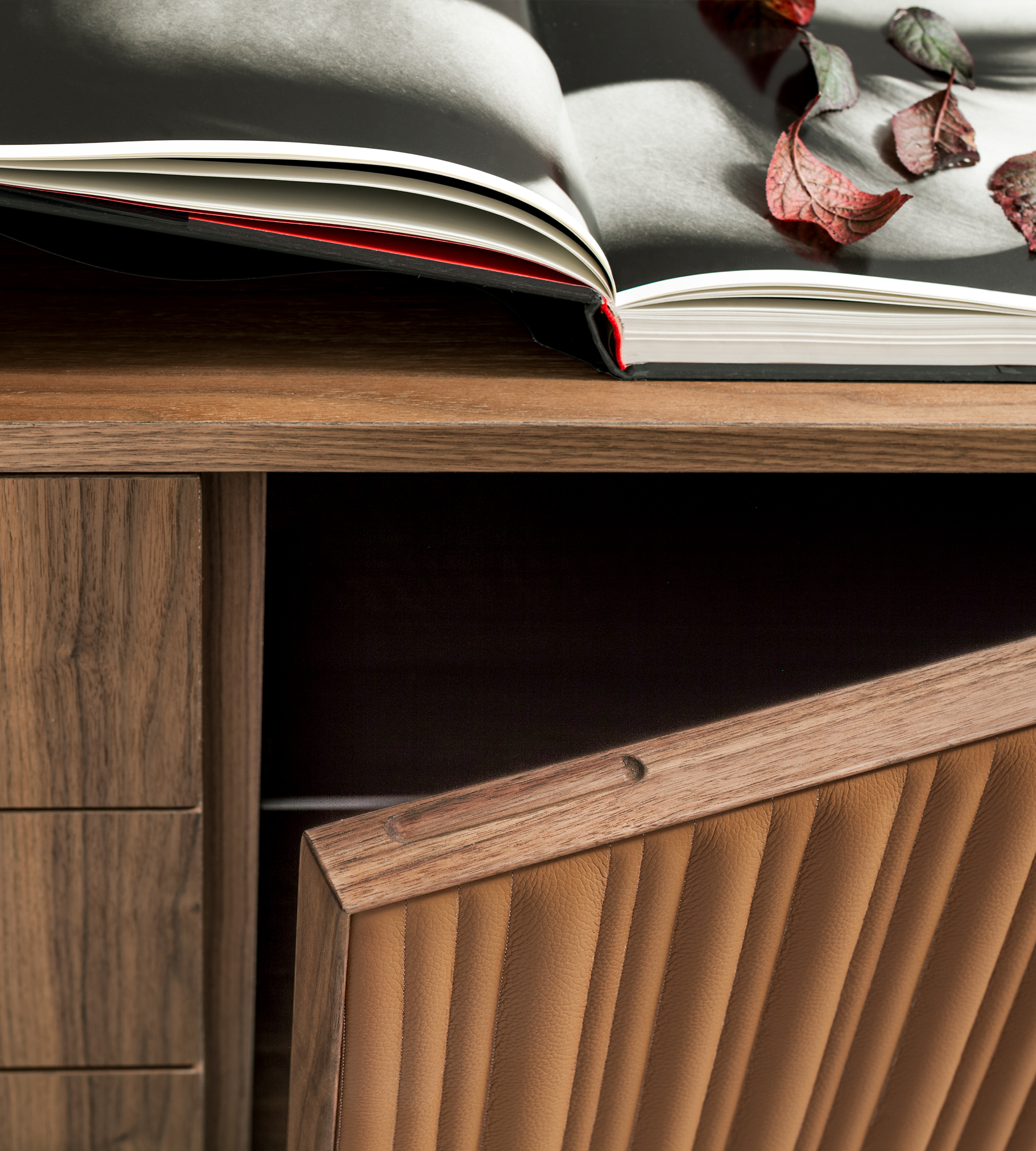 particolare maniglia incavata in anta profilata in legno massiccio di noce della madia canette