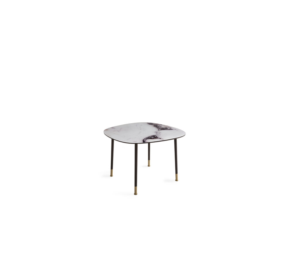 Les tables basses Pebble sont dotées d'un plateau en verre retro-stampé effet marbre Trinity White et d'une base en métal verni à la finition laiton brossé.