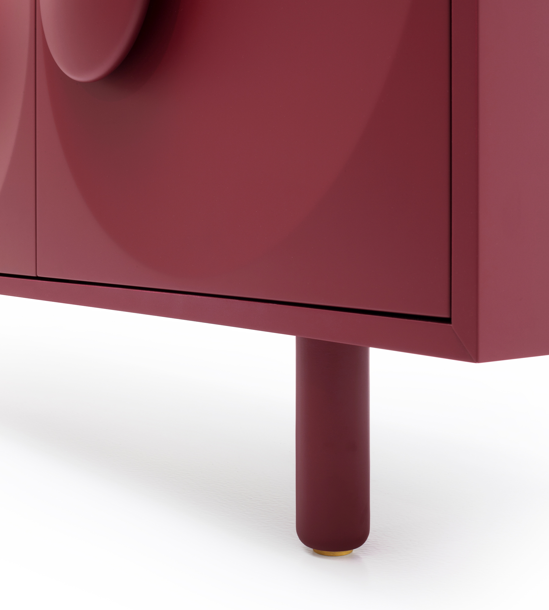 Madia Bardot laccata rosso marsala dettaglio in vero ottone per il piedino
