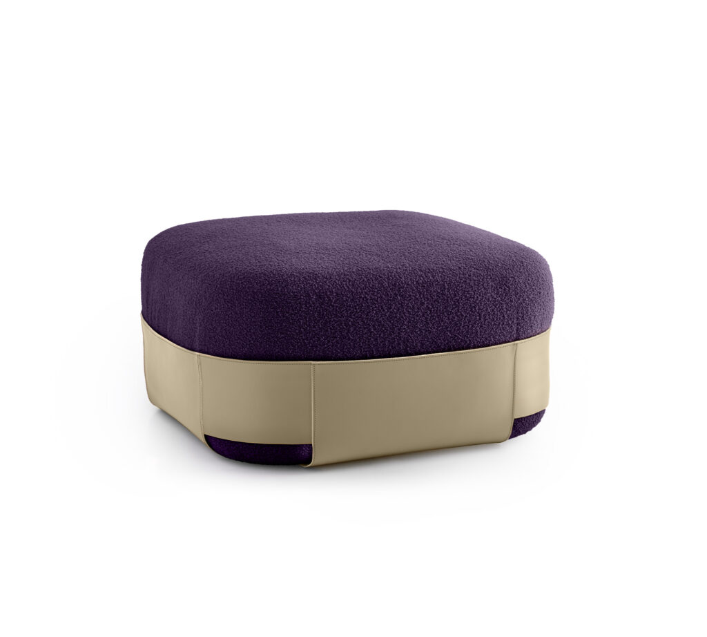 Pouf Sumo imbottito con rivestimento in lana bouclé e dettaglio in cuoio.