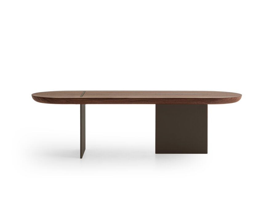 Table basse minimaliste Baguette en noyer Canaletto et métal bruni.