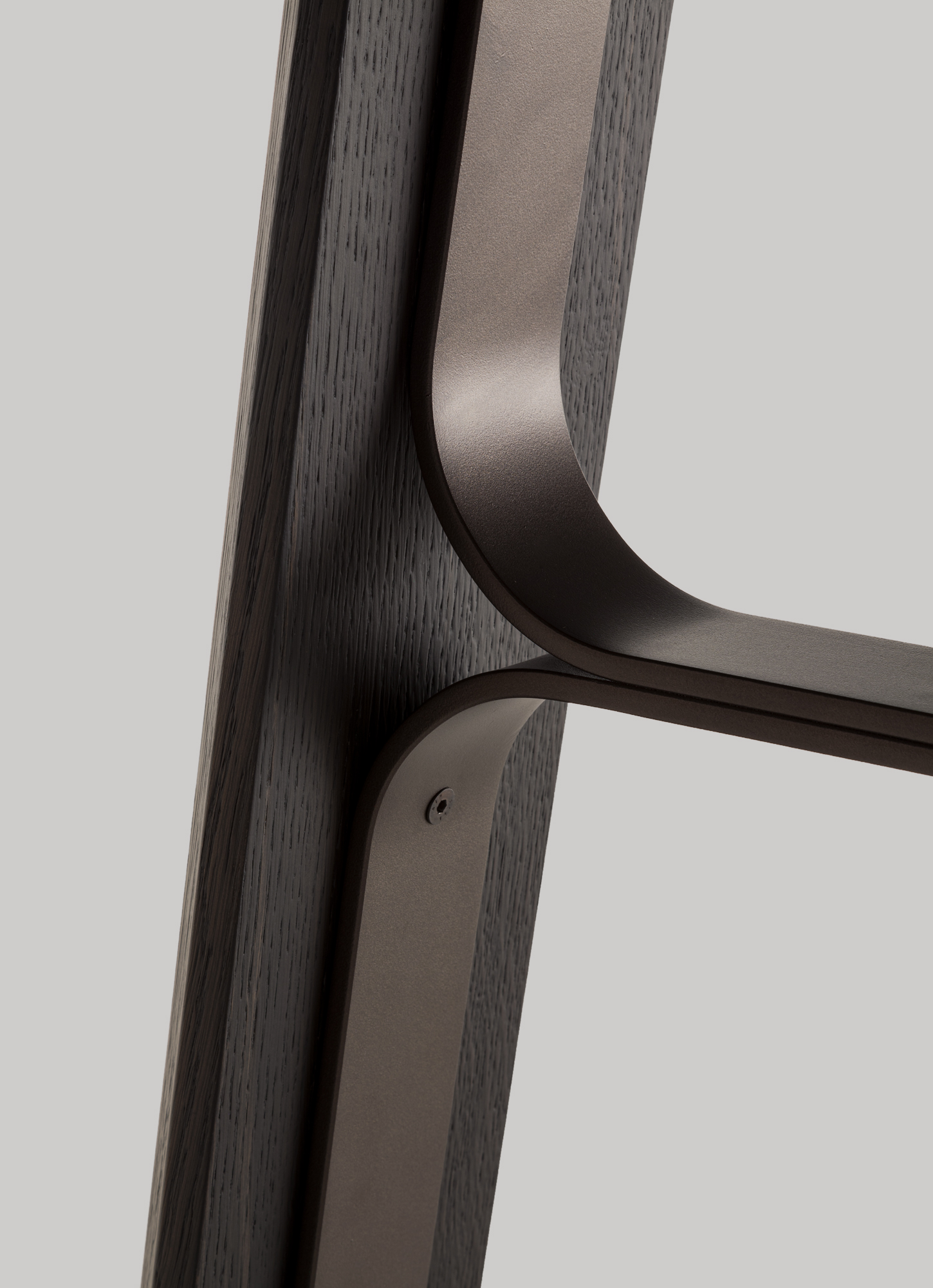 Dettaglio gamba tavolo Bridge in rovere Laguna e metallo calandrato Brunito by Morica Design