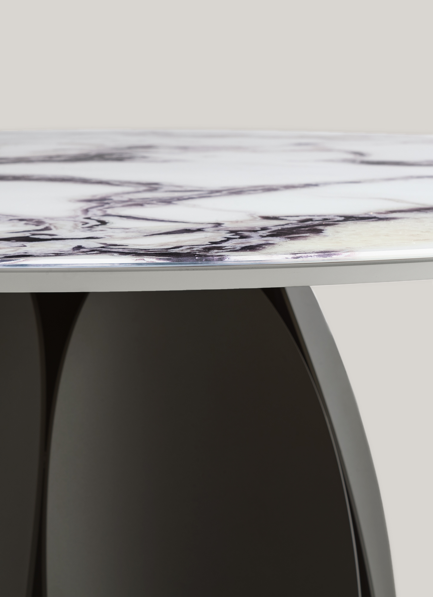 Tavolo piccolo Tulipano con base in metallo brunito