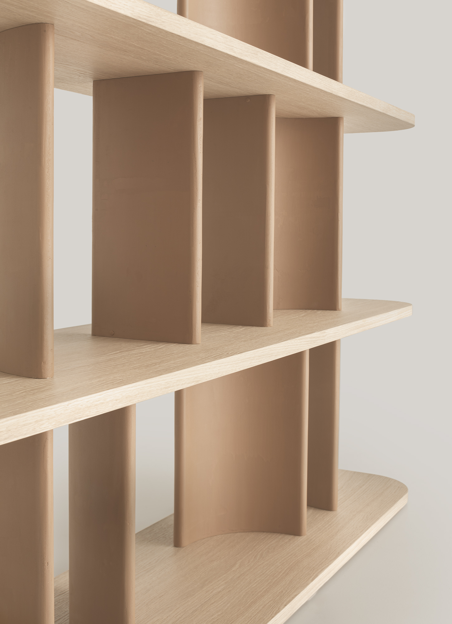 Parentesi non è solo una libreria, ma un elemento di design che aggiunge carattere e funzionalità a qualsiasi spazio.