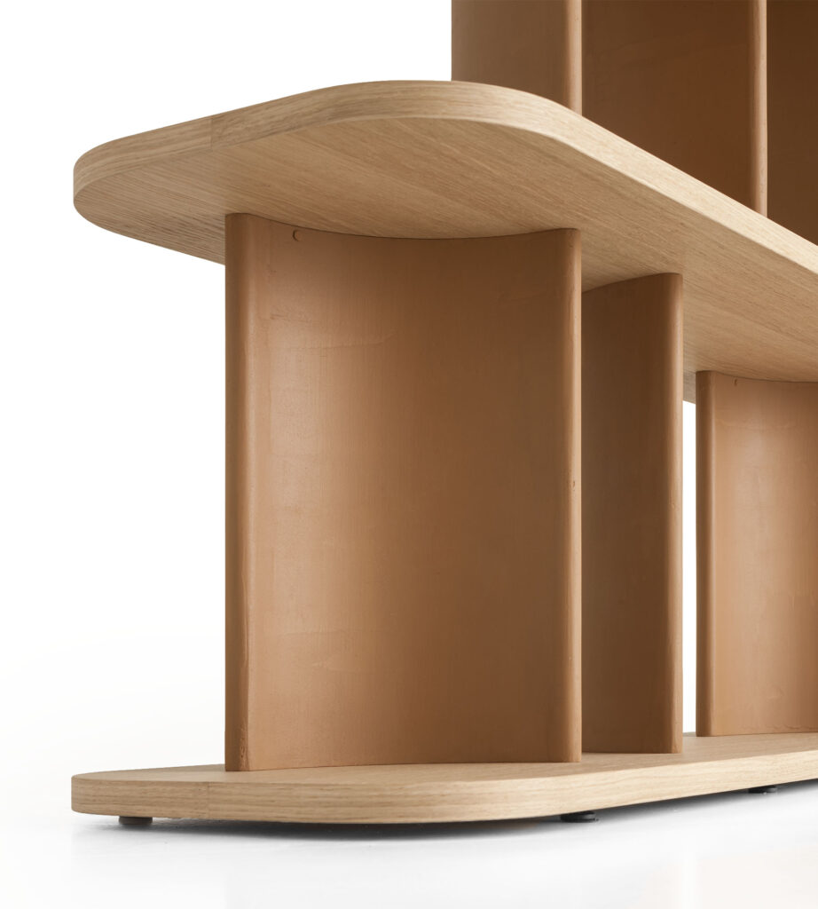 Dettaglio legno curvo libreria Parentesi by Morica Design
