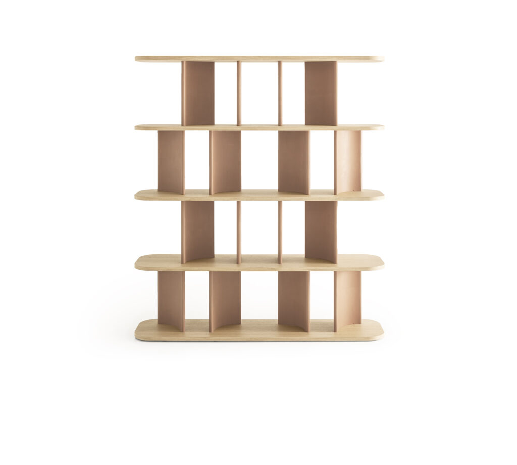 Parentesi, con le sue curve morbide e la finitura marmorino, offre una soluzione elegante per contenere libri e oggetti.