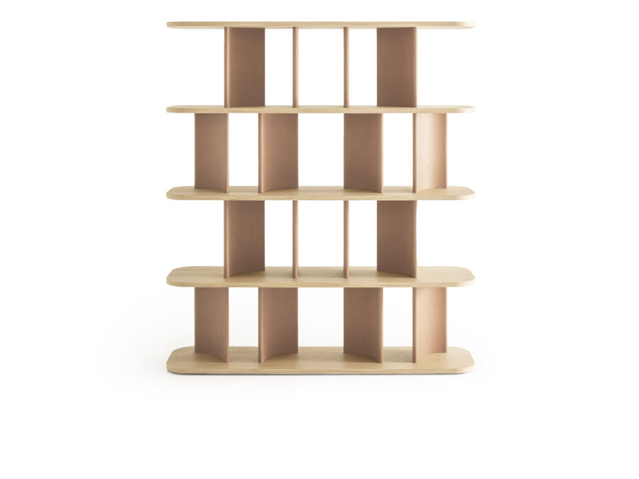 Parentesi, con le sue curve morbide e la finitura marmorino, offre una soluzione elegante per contenere libri e oggetti.