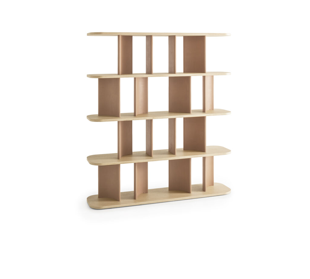 La libreria Parentesi, con divisori curvati in MDF e ripiani in rovere, è un esempio perfetto di maestria artigianale.