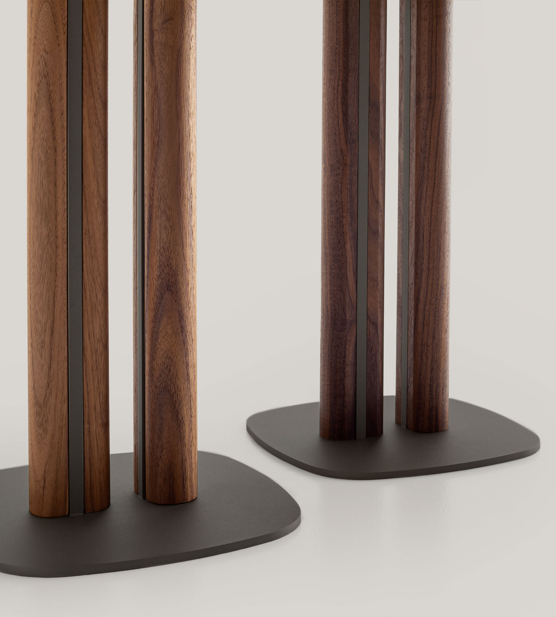 tavolino manhattan in noce canaletto e metallo brunito