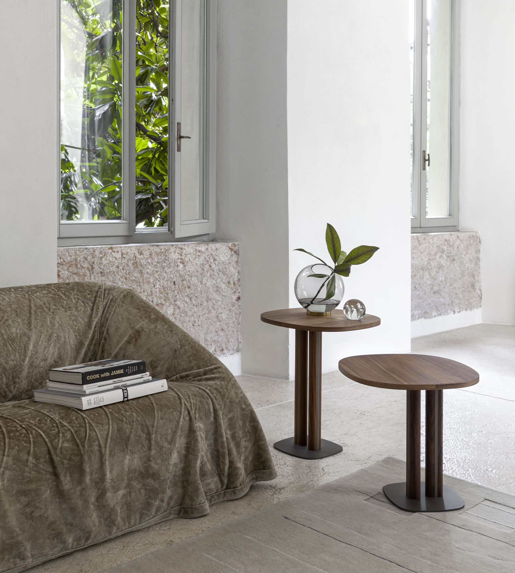 tavolini manhattan in noce canaletto e metallo brunito