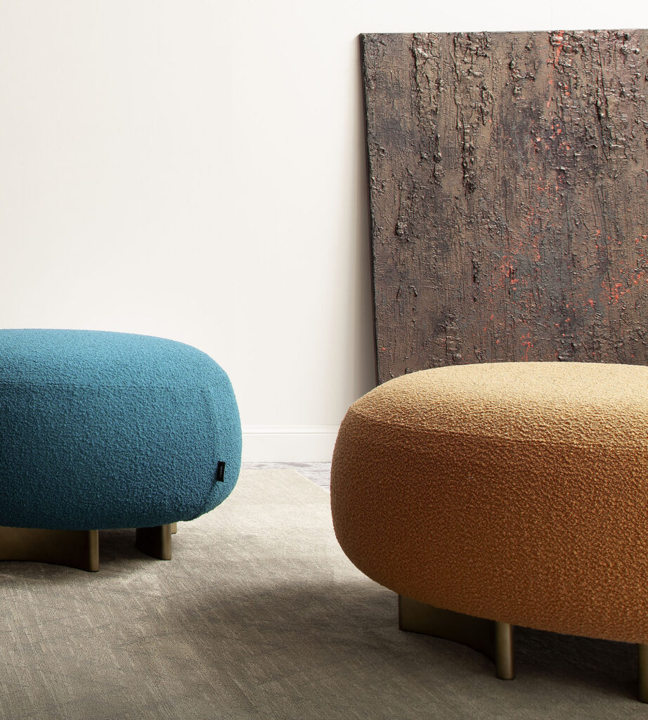 Un elemento di arredo versatile e dinamico: il pouf Punto e Virgola.