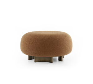 Il pouf Punto e Virgola offre una seduta confortevole con imbottitura ad alta densità e un design che si adatta a ogni ambiente.