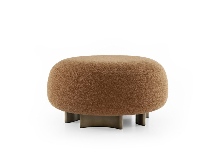 Il pouf Punto e Virgola offre una seduta confortevole con imbottitura ad alta densità e un design che si adatta a ogni ambiente.