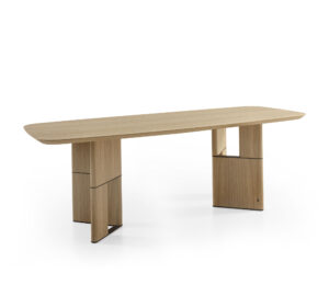 Eleganza e Giocosità: Il tavolo Tetris combina legno curvato e metallo verniciato in una sinfonia di forme arrotondate, ispirate al celebre gioco.