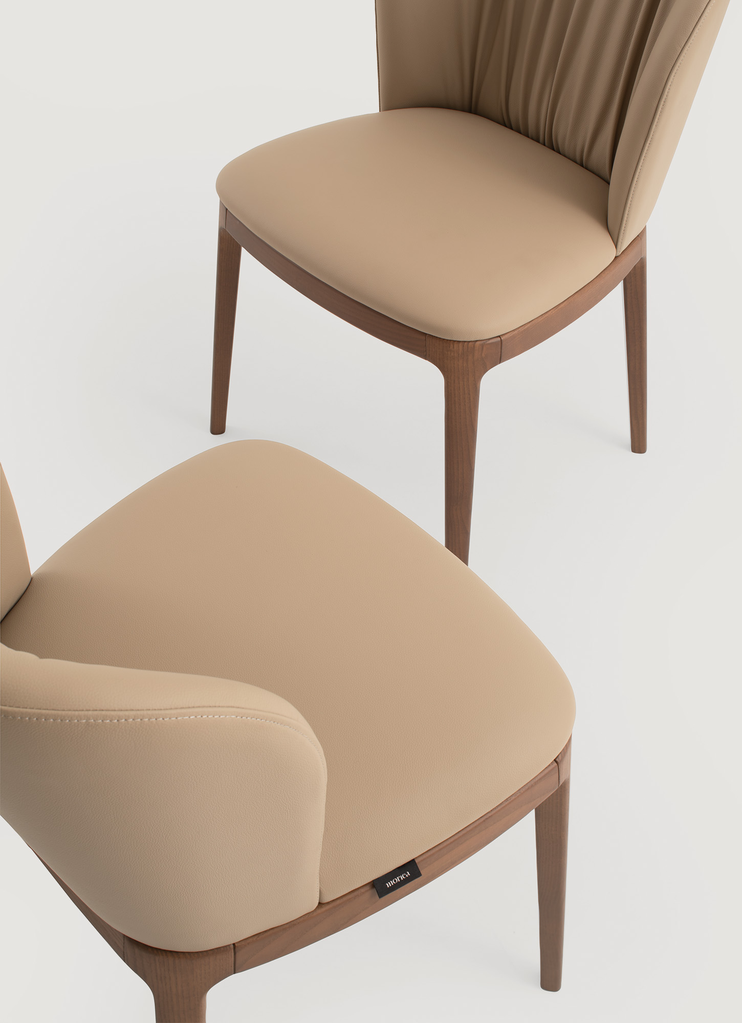 Sedia contemporanea Paon con imbottitura ad alta densità e schienale scultoreo.