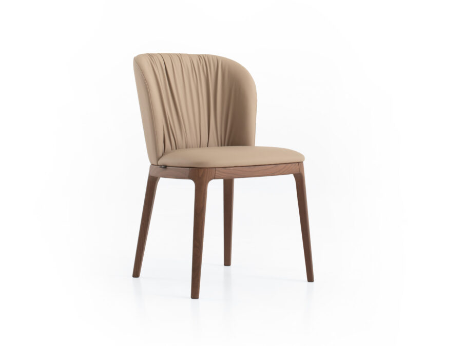 Sedia Paon con schienale in pelle plissettata a mano e gambe in frassino tinto.