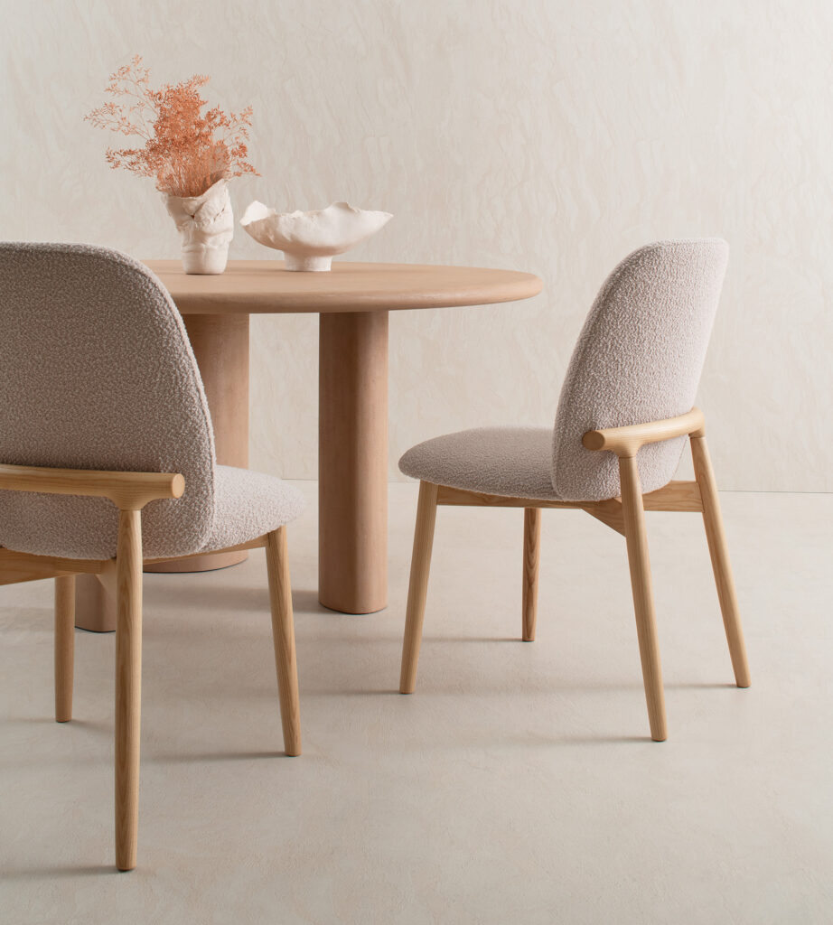 Sedia moderna Cloud con struttura in frassino e imbottitura ad alta densità.