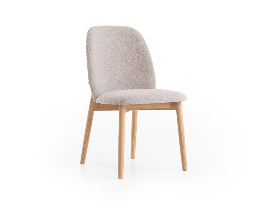 Sedia Cloud in frassino tinto rovere naturale con rivestimento in bouclé cipria.