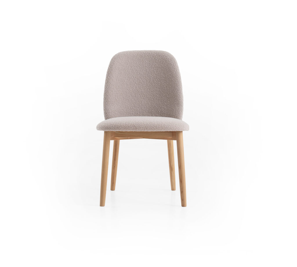Sedia Cloud con schienale avvolgente e seduta in bouclé di lana.