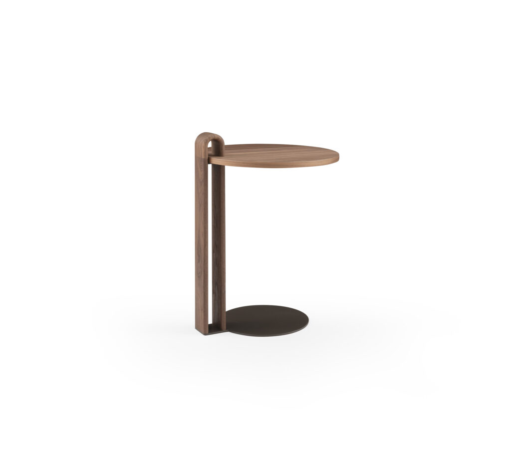 Tavolino di design Oplà con piano in noce Canaletto e base in metallo brunito.