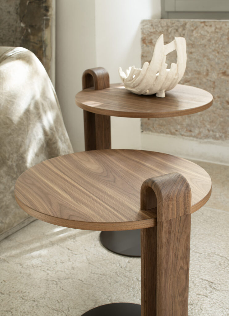 Tavolino Oplà Made in Italy con piano in noce Canaletto.