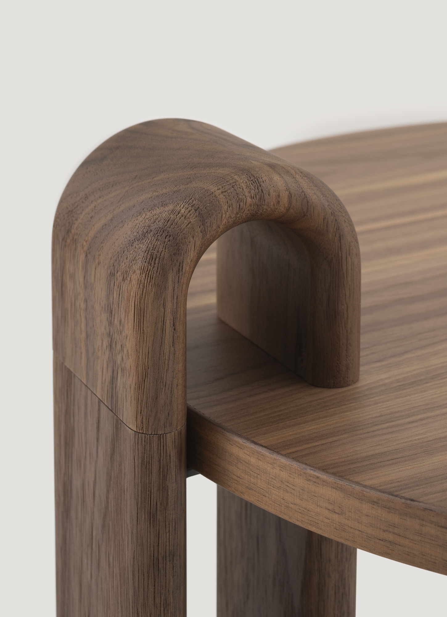 Dettaglio del legno noce Canaletto del tavolino Oplà.