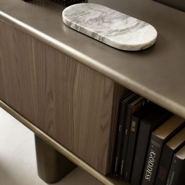 Canaletto walnut wood selected for its vivid tones and natural beauty.