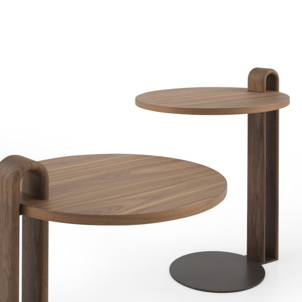 Tavolino Oplà Morica Design in noce Canaletto e metallo brunito scuro.