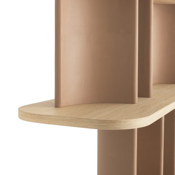 I ripiani in rovere naturale Pure Wood e i divisori in marmorino donano alla libreria Parentesi un aspetto unico e raffinato.